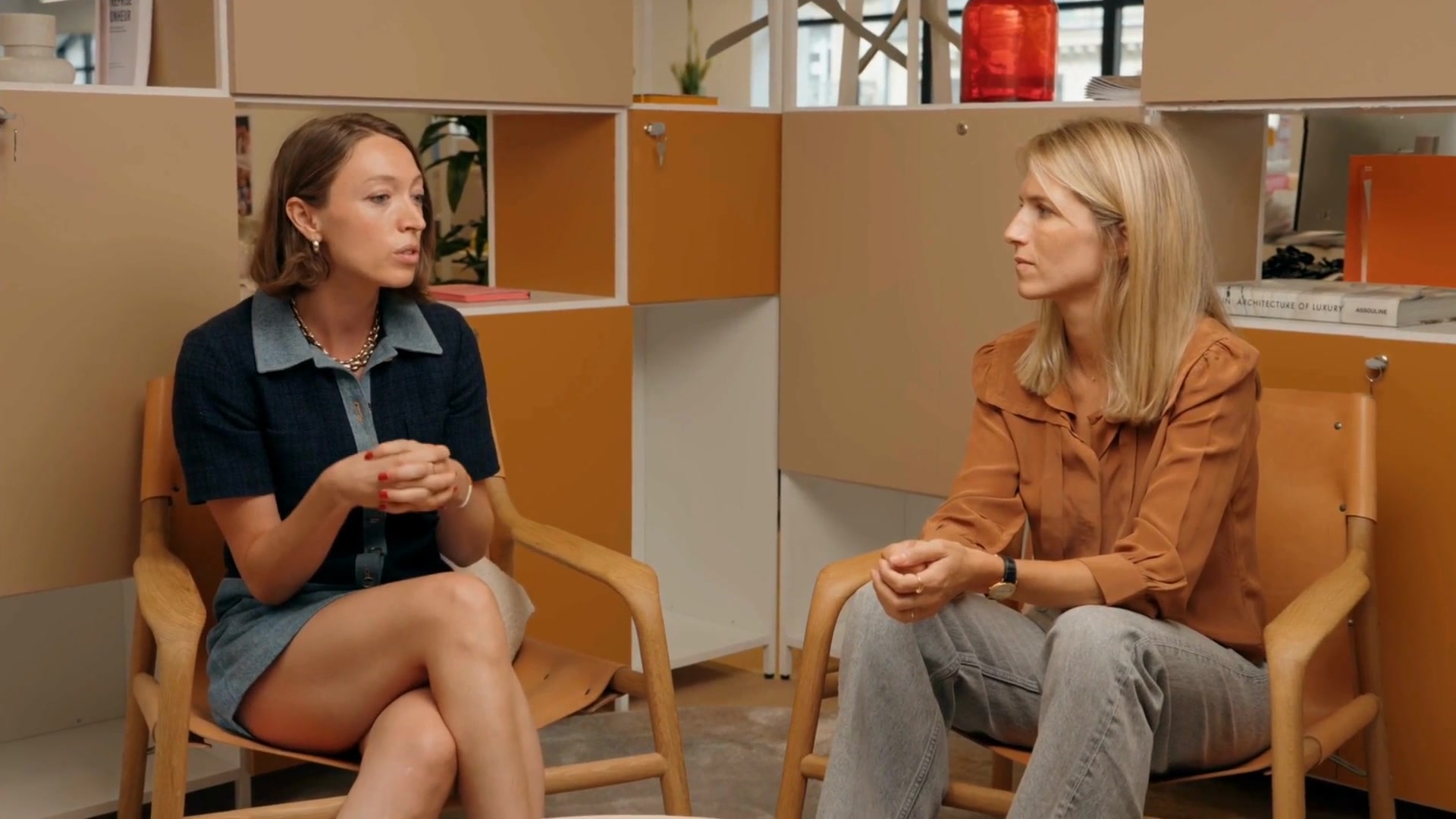Deux collaboratrices en entretien filmé